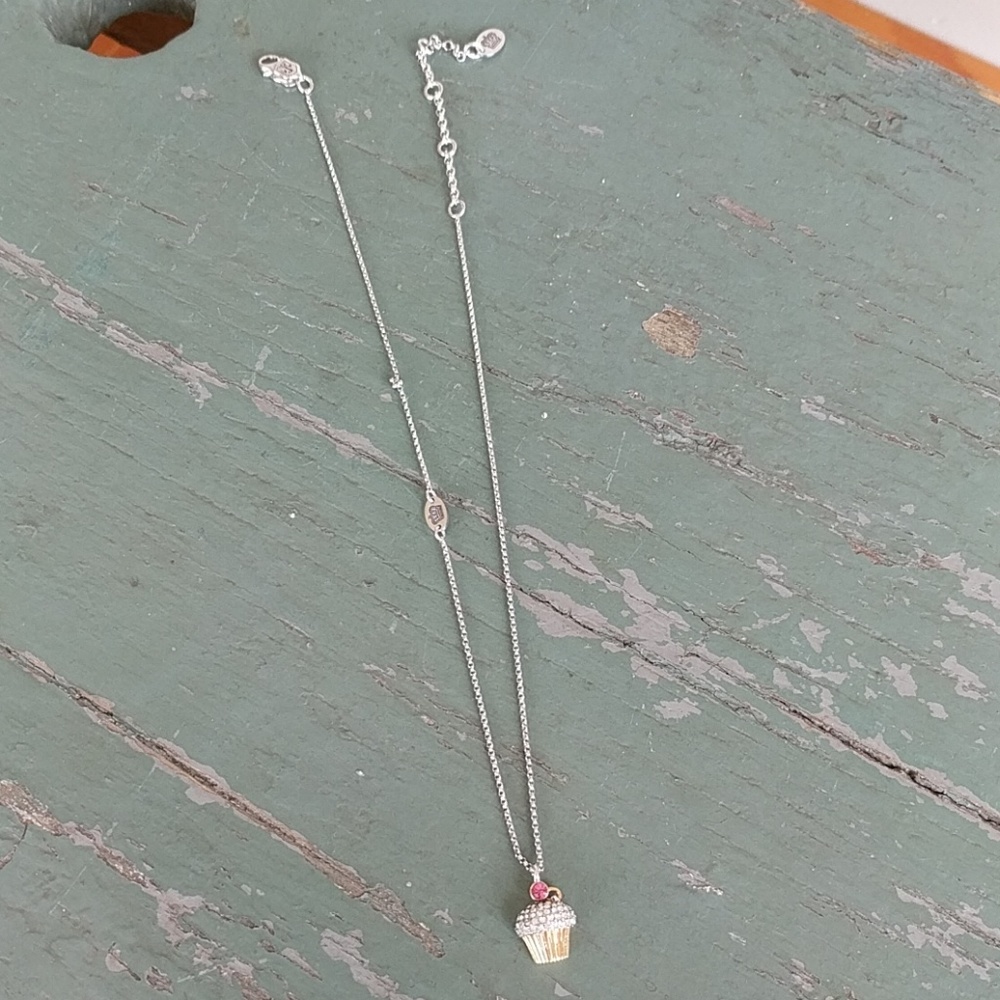 JUICY COUTURE CUPCAKE NECKLACE! - Picture 2 of 8